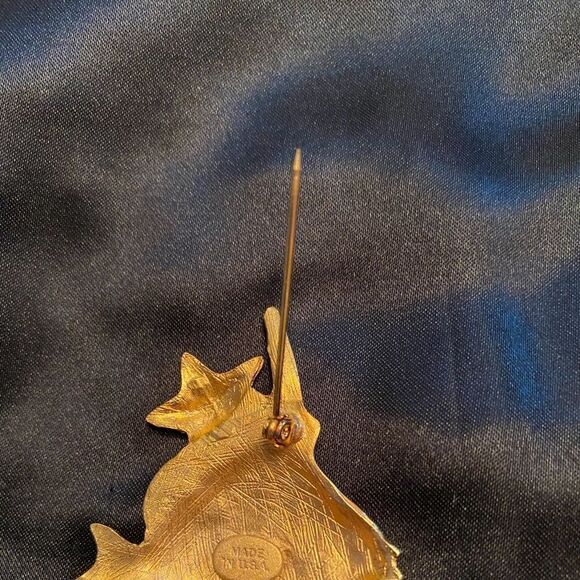 Adorable Gold Tone Goldfish Pin! - Picture 3 of 7